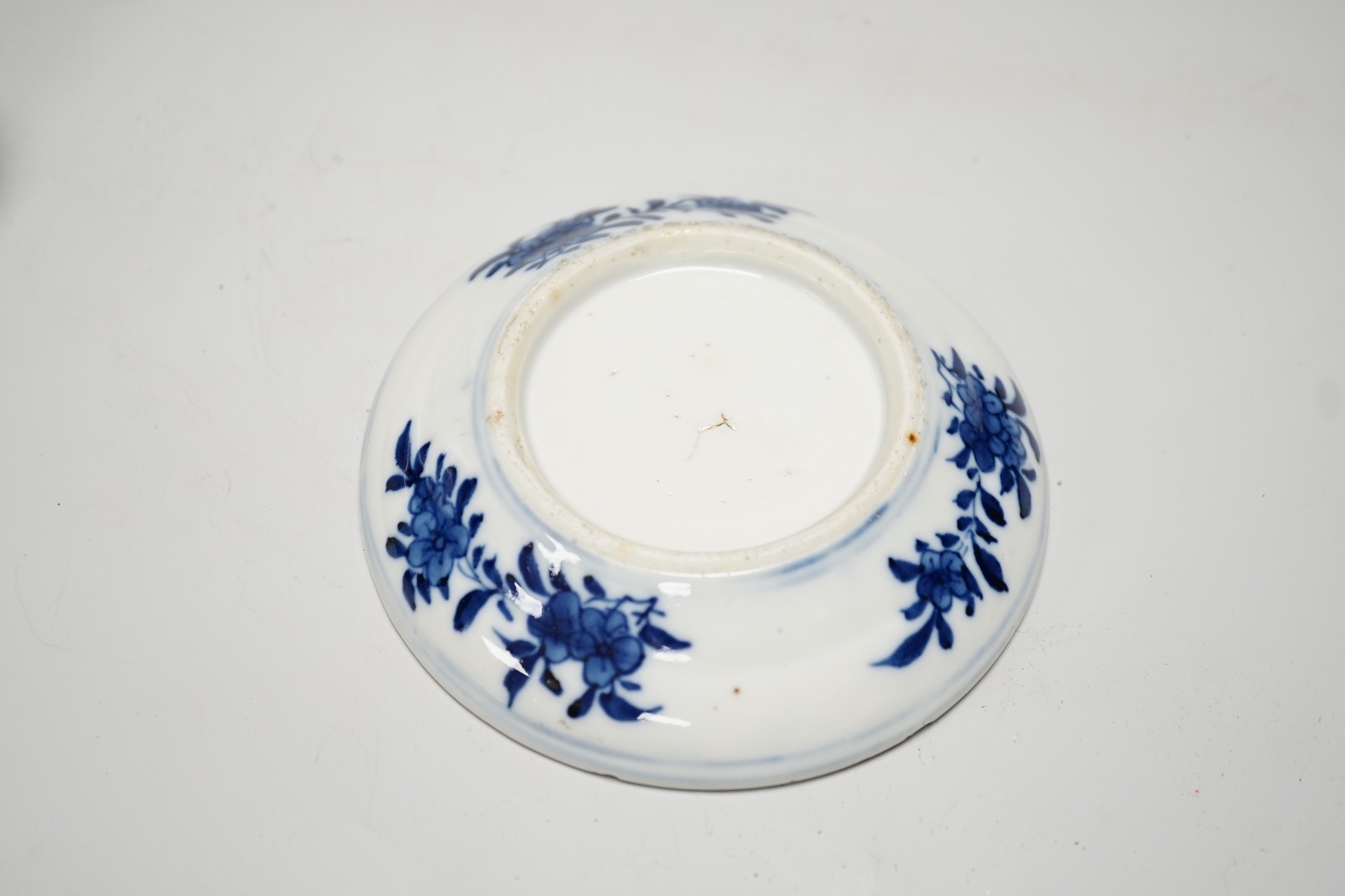 A Chinese blue and white Dragon medallion bowl, 16.3 cm, a blue and white pot cover and stand and a Japanese box and cover